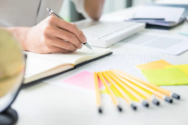 Attraente Uomo Affari Che Lavora Laptop Presso Ufficio Moderno Suo — Foto Stock