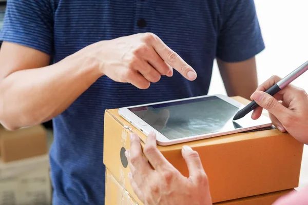 Frau Kurier Hält Ein Paket Versand Post Anhang Unterschrift Unterzeichnung — Stockfoto