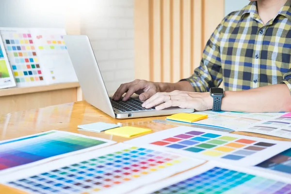 İş başında yaratıcı grafik tasarımcı. Renk renk örneği örnekleri pantone paleti studio modern ofis, iç tasarım, yenileme ve teknoloji kavramı