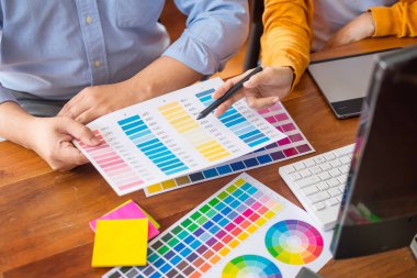 Grafik tasarım ortakları yenileme ve teknoloji kavramı - bir masaüstü bilgisayar ve bazı renk örneklerini kullanarak seçimi üzerinde birlikte çalışma