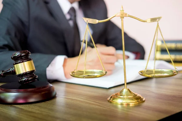 Hamer Soundblock Justitie Advocaat Werkt Houten Bureau Achtergrond — Stockfoto