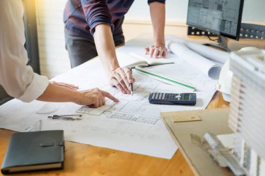 profesyonel mimarlar tartışırken inşaat planları, inşaat mühendisi, iş ekip çalışması kavramı ortak çalışma planı üzerinde çalışma