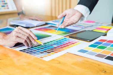 İş başında yaratıcı grafik tasarımcı. Renk renk örneği örnekleri pantone paleti studio modern ofis, iç tasarım, yenileme ve teknoloji kavramı