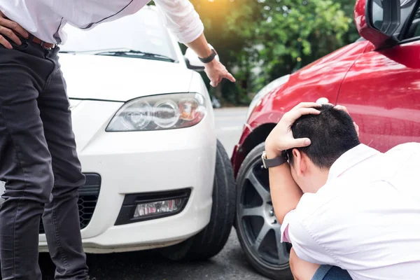 İki adam yolda bir araba kazasından sonra trafik çarpışma savunarak
