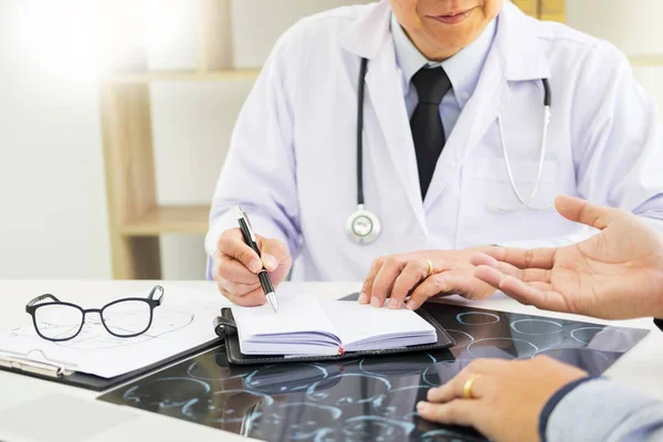 Doctor Dando Una Consulta Discutiendo Paciente Explicando Informaciones Médicas Diagnóstico — Foto de Stock