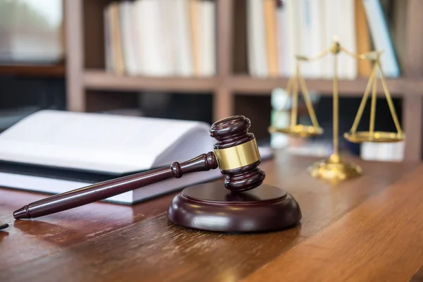 Açık Renkli Adalet Hukuk Mahkeme Veya Icra Ofiste Kapatmak Kavramı — Stok fotoğraf
