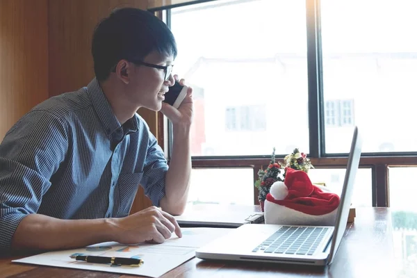 kutlama 2019 yeni yıl Noel Noel Baba şapkası giyen başarılı iş adamları sunar iyi vakit geçiriyor ofis partisinde