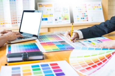Profesyonel yaratıcı mimar grafik desiner işgal renk pantone paleti örnekleri üzerinde office masaüstü bilgisayar projesi için seçme
