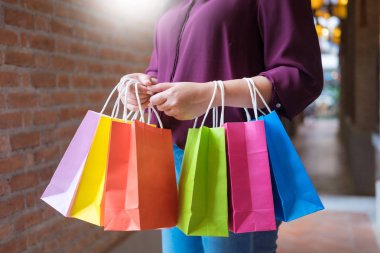 Satış ve insanlar kavramı birçok alışveriş torbaları moda boutiqueafter hediye, satın alma holding tüketim kadının
