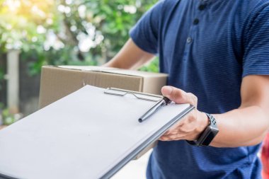 paketi teslim adamdan aldıktan sonra bir parsel nakliye posta ekleme imza imza teslim not tutan kadın kurye