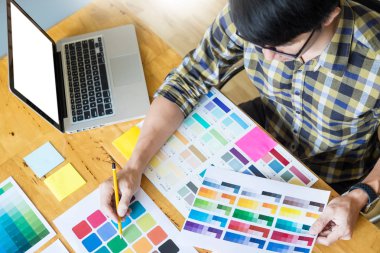 Profesyonel yaratıcı mimar grafik desiner işgal renk pantone paleti örnekleri üzerinde office masaüstü bilgisayar projesi için seçme