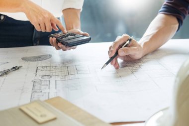 profesyonel mimarlar tartışırken inşaat planları, inşaat mühendisi, iş ekip çalışması kavramı ortak çalışma planı üzerinde çalışma