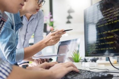 Asya Outsource geliştirici arıyorsunuz ekran programlama kodu çalışma dizüstü bilgisayar yazılımı ile takım 