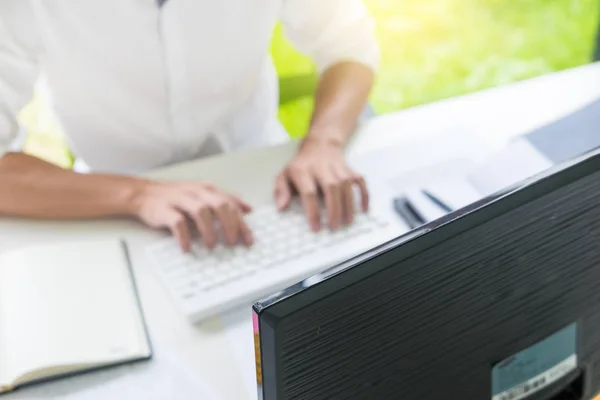 Atractivo Hombre Negocios Que Trabaja Computadora Portátil Oficina Moderna Para —  Fotos de Stock