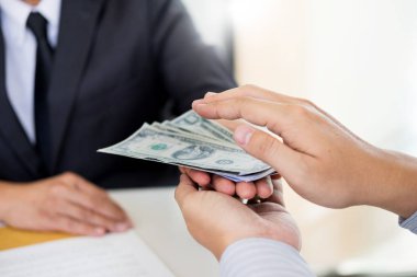 İşadamı ya da rüşvet ve para ile el sallayarak takım elbiseli, yolsuzluk ticaret Döviz kavramı alarak politikacı