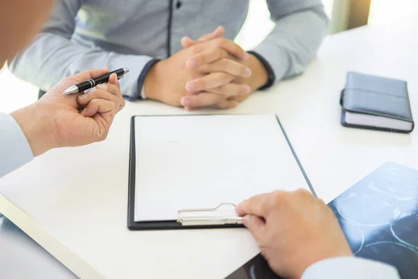 Doctor Dando Una Consulta Discutiendo Paciente Explicando Informaciones Médicas Diagnóstico —  Fotos de Stock