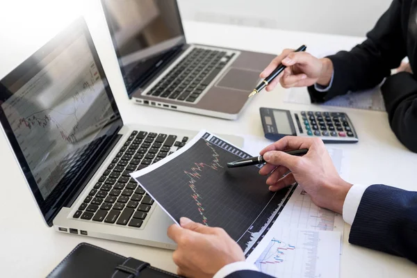 Team Handelaar Makelaar Investeringen Ondernemer Collega Werken Bespreken Analyse Grafiek — Stockfoto