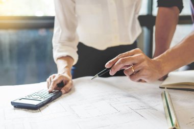 profesyonel mimarlar tartışırken inşaat planları, inşaat mühendisi, iş ekip çalışması kavramı ortak çalışma planı üzerinde çalışma