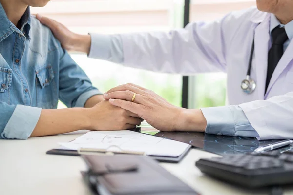 Paciente Siendo Reasegurado Desesperado Cogido Mano Por Doctor Alentando Apoyo — Foto de Stock