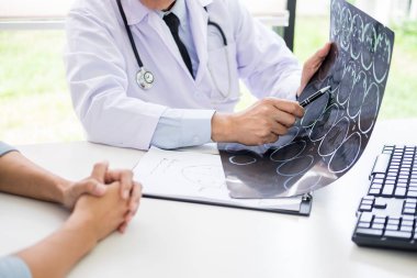 Doktor bir tarama veya röntgen film analiz veya bir anomali beyin hasta tedavi konuşurken bir Ct taraması düşünceli ifadeler yöntemi açıklar 