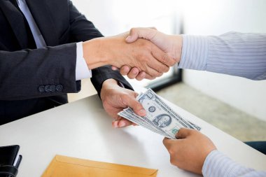 İşadamı ya da rüşvet ve para ile el sallayarak takım elbiseli, yolsuzluk ticaret Döviz kavramı alarak politikacı
