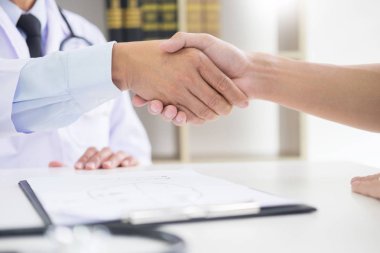 bir el sıkışma onun hasta teşvik ve empati, sağlık ve yardım kavramı için verilmesi kliniğinde doktor