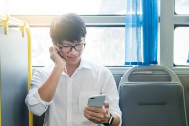 Yolcu taşımacılığı. İnsanlar otobüste. adam dinleme veya müzik arama ve sürme ev bir iletiyi yazarak bir otobüs sürmek 