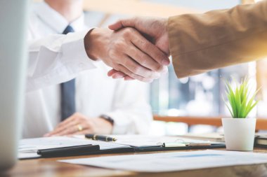 Müzakere iş, bir buluşma bitirme bağlantı anlaşma kavram başarılı oldu sonra ortaklarla birlikte tokalaşırken iki emin iş adamı