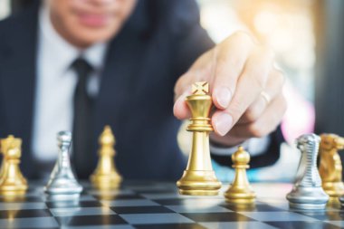 iş adamı oyun satranç şekil almak şahmat takım, strateji veya yönetim kazanmak ya da başarı kavramı ile başka bir kral