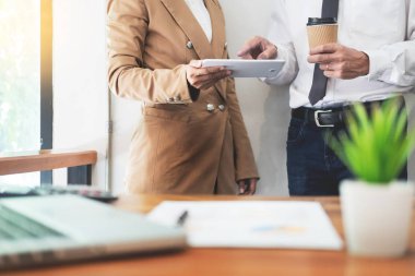 Ekip çalışması başlangıç proje büyük yapma planlama tartışma toplantı çalışma birlikte, beyin fırtınası işlem iş başarı modern coworking ofis takım.