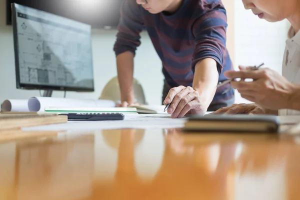 Arquitectos Profesionales Que Trabajan Proyecto Discutiendo Planes Construcción Edificio Ingenieros — Foto de Stock