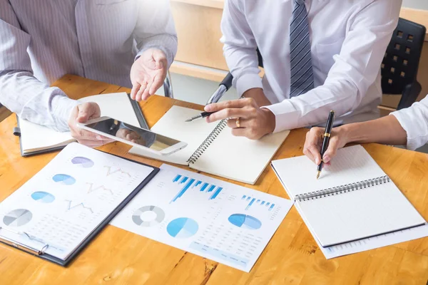 Business Team Daten Analysieren Einkommensdiagramme Dokument Während Der Diskussion Erklären — Stockfoto