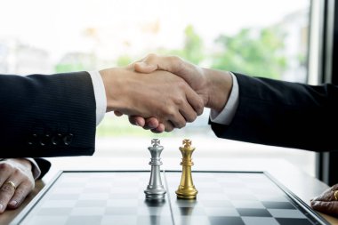 Müzakere iş, bir buluşma bitirme bağlantı anlaşma kavram başarılı oldu sonra ortaklarla birlikte tokalaşırken iki emin iş adamı
