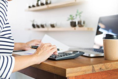 ev ofis masasında üzerindeki bir laptop tablet ve grafik veri belgeler üzerinde çalışan iş adamı