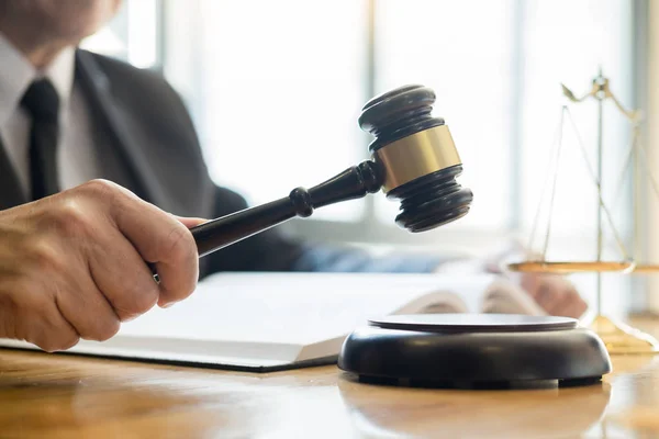 Αρσενικό Δικηγόρος Εργάζεται Σύμβαση Έγγραφα Και Διαβάζοντας Βιβλίο Νόμου Μια — Φωτογραφία Αρχείου