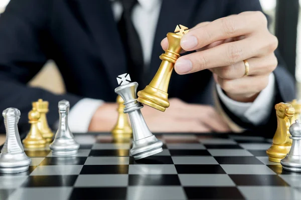 Homem Negócios Jogando Xadrez Figura Tomar Xeque Mate Outro Rei — Fotografia de Stock