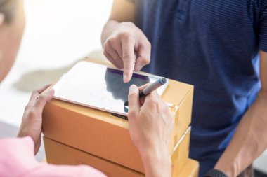 paketi teslim adamdan aldıktan sonra bir parsel nakliye posta ekleme imza imza teslim not tutan kadın kurye