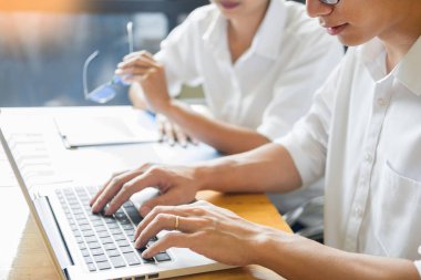 İş takım toplantı kullanarak Laptop evrak bağlantı kavramı ofis geçmekte iken birlikte tartışma