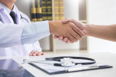 bir el sıkışma onun hasta teşvik ve empati, sağlık ve yardım kavramı için verilmesi kliniğinde doktor