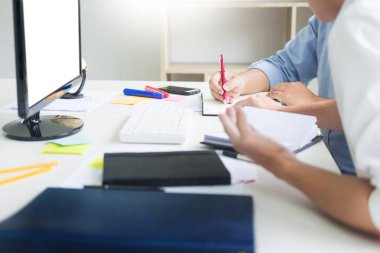 Grup çeşitli genç yetişkinler Üniversitesi Öğretmen sunum iş bilgi öğrenci veri, eğitim kavramı tartışmaya laptop 