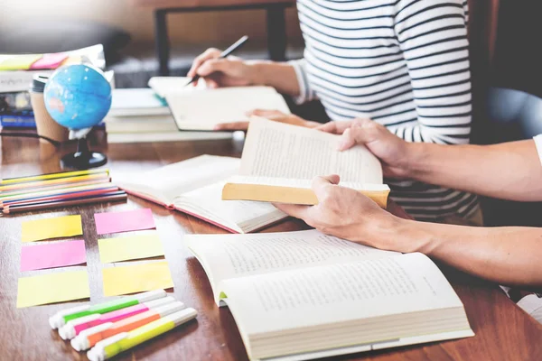 Junge Studenten Klassenkameraden Helfen Freund Aufholen Arbeitsbuch Und Lernnachhilfe Einer — Stockfoto