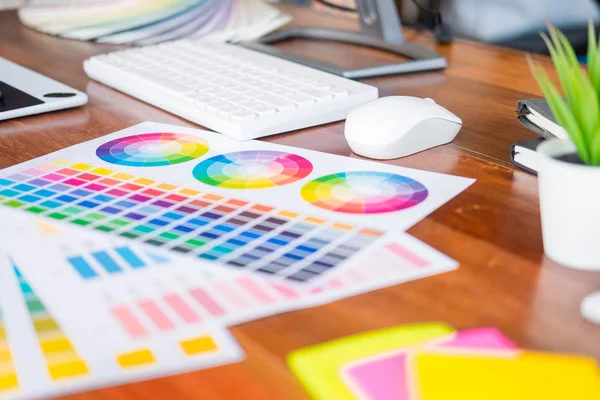 Grafik tasarım ortakları yenileme ve teknoloji kavramı - bir masaüstü bilgisayar ve bazı renk örneklerini kullanarak seçimi üzerinde birlikte çalışma