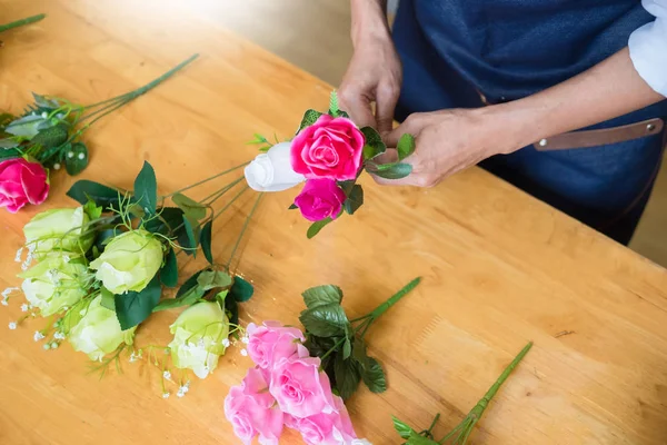 꽃가게 플로리스 수작업으로 아름다운 인테리어 조끼를 만드는 과정을 이용하여 작업하는 — 스톡 사진