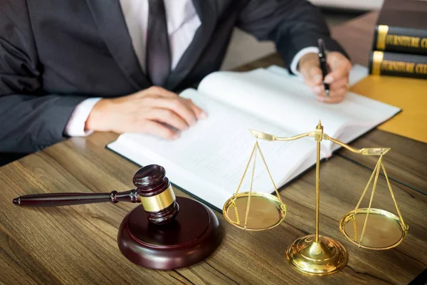 Hamer Soundblock Justitie Advocaat Werkt Houten Bureau Achtergrond — Stockfoto