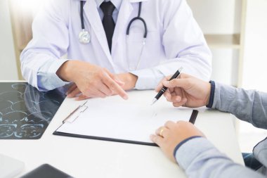 Doktor hastaya tartışıyor ve tıbbi bilgi ve tanı, tıp ve sağlık kavramı açıklayan bir Danışma veren.