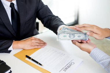 İşadamı ya da rüşvet ve para ile el sallayarak takım elbiseli, yolsuzluk ticaret Döviz kavramı alarak politikacı