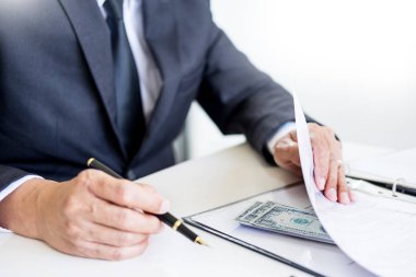 İşadamı rüşvet almakla ve rüşvet ve yolsuzluk kavramları anti - bir sözleşme imzalamadan dosya sunulan zarf içinde para almak