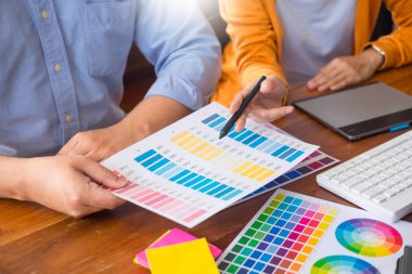 Grafik tasarım ortakları yenileme ve teknoloji kavramı - bir masaüstü bilgisayar ve bazı renk örneklerini kullanarak seçimi üzerinde birlikte çalışma