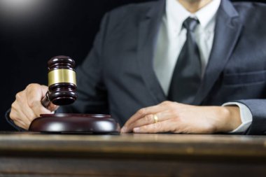 Adalet ve hukuk kavramı. Ahşap masa ile belgeler., avukat mahkeme Yargıç adalet tokmak yasal mevzuat kavramı üzerinde bir mahkemede erkek yargıç