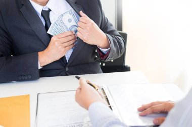 İşadamı ya da rüşvet ve para ile el sallayarak takım elbiseli, yolsuzluk ticaret Döviz kavramı alarak politikacı